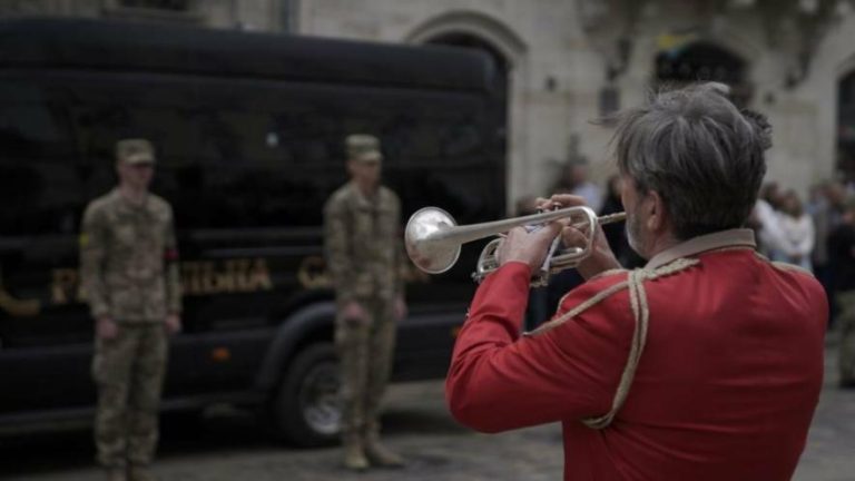 Львів прощається з трьома Героями: кадри з місця прощання — ФОТО
