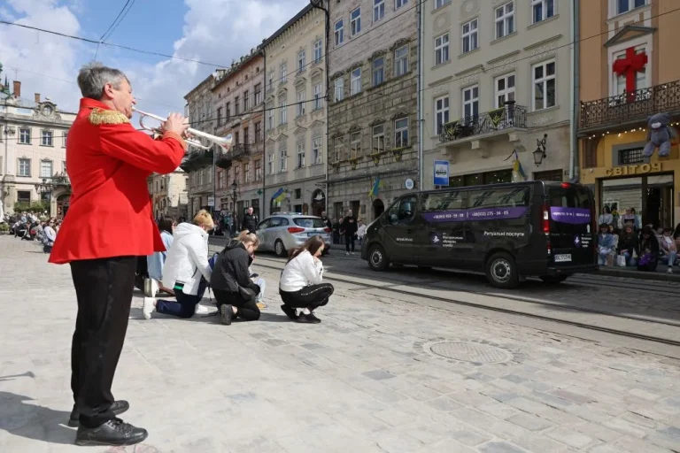 Львів схиляє голови: прощання з воїнами Андрієм Мідзяновським і Євгеном Бабієм