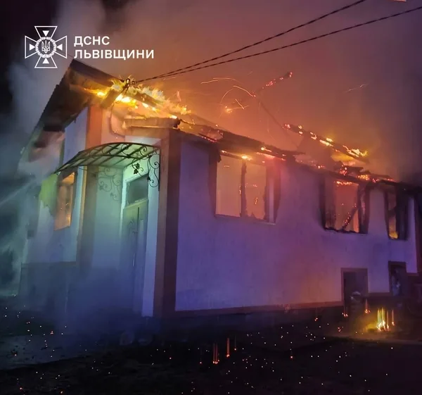 Вогонь у Нижній Яблуньці: сусідню споруду вдалося врятувати