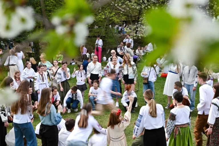 На Великдень автобус №99 у Львові прямує до Шевченківського гаю