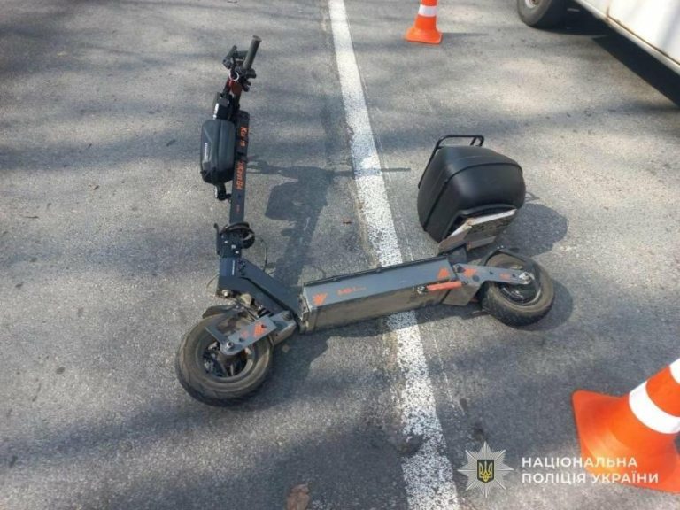 Падіння з електросамоката у Львові: 27-річну жінку госпіталізували до реанімації
