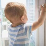 У Львові рятувальники визволяли маму, яку на балконі випадково зачинив малюк