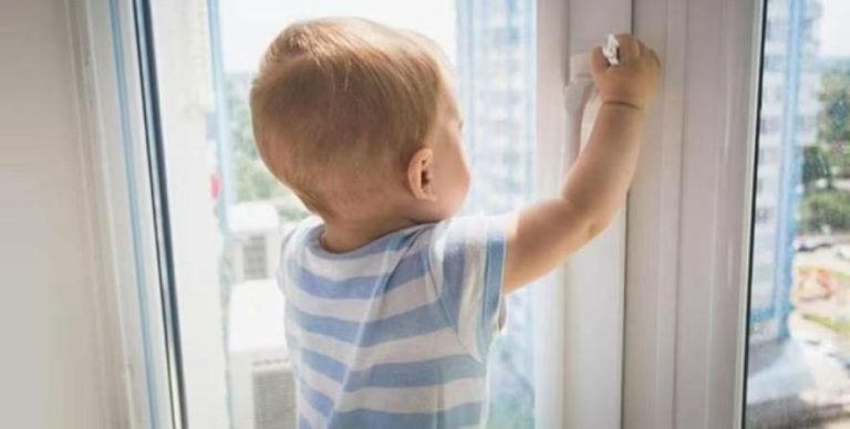 У Львові рятувальники визволяли маму, яку на балконі випадково зачинив малюк