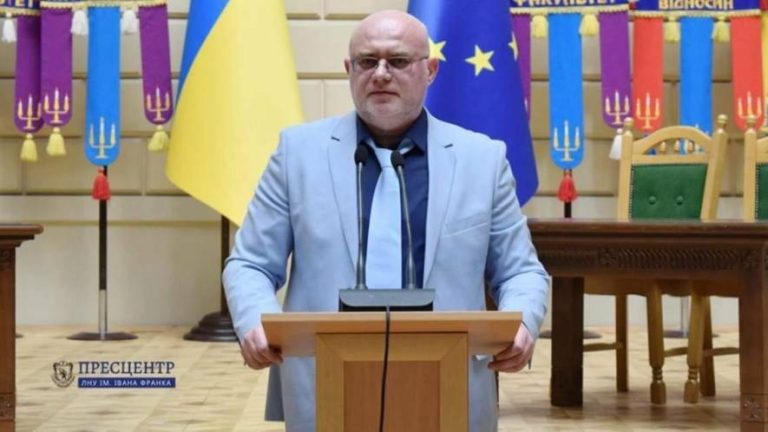 Колишній доцент зі Львова обіцяв за 10 тисяч доларів оформити виїзд за кордон