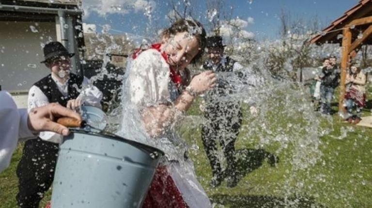 Обливаний понеділок — витоки традиції, її значення та як сьогодні святкують українці