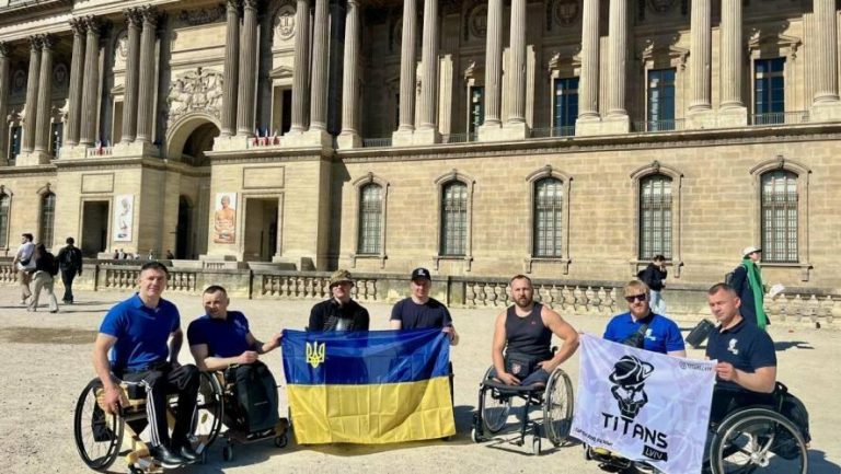 Львівські ветерани фінішували на візках у Паризькому марафоні