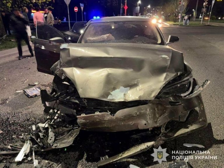 У Львові троє дітей госпіталізовано після зіткнення Volkswagen і Tesla