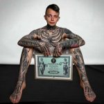 Дрогобицький танатопрактик побив світовий рекорд, вкривши тіло татуюванням скелета