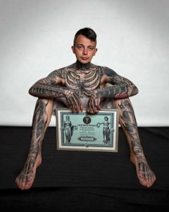 Дрогобицький танатопрактик побив світовий рекорд, вкривши тіло татуюванням скелета