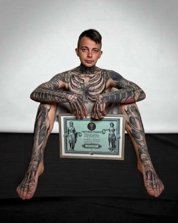 Дрогобицький танатопрактик побив світовий рекорд, вкривши тіло татуюванням скелета