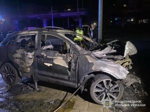 Нетверезий водій Nissan із трьома пасажирами протаранив бетонну стіну у Львові