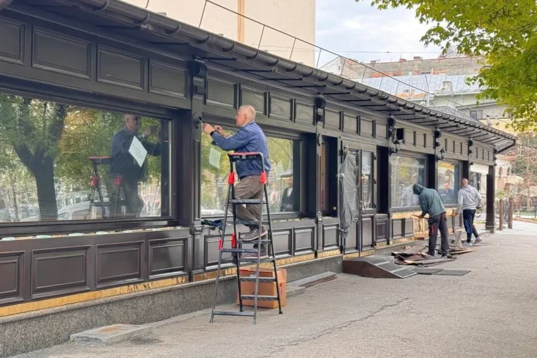 У Львові на проспекті Свободи почали розбирати самовільно встановлені ресторани