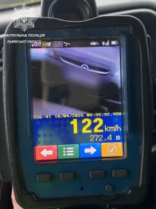 На Львівщині патруль зупинив водія, який мчав зі швидкістю 122 км/год