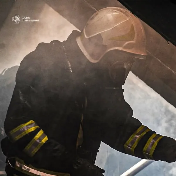 Львівські рятувальники врятували будівлі й автівки від вогню – Голос Сокальщини