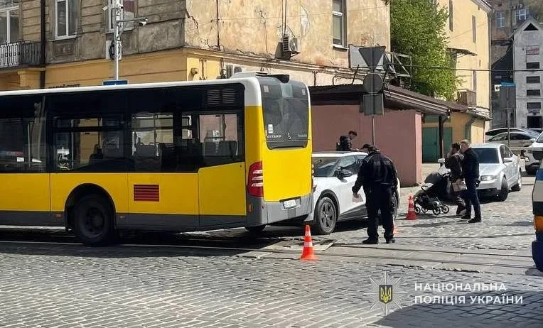 На Городоцькій у Львові легковик травмував неповнолітню