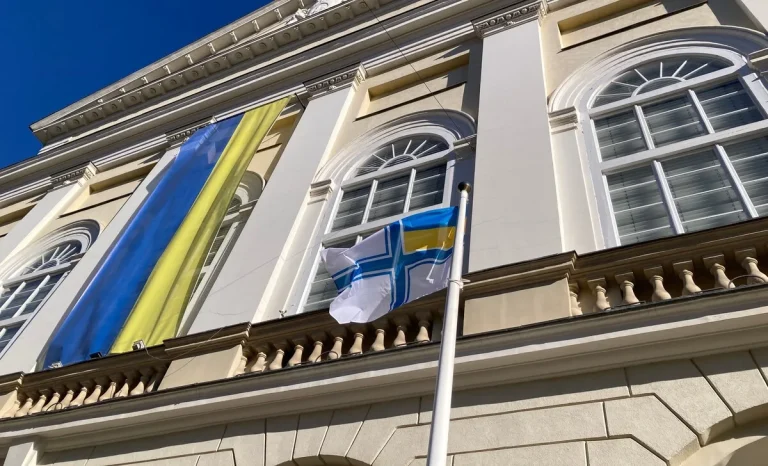 Біля львівської Ратуші урочисто підняли Військово-Морський прапор