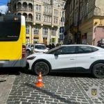 У Львові водійка Volkswagen збила 17-річну дівчину під час зіткнення з автобусом