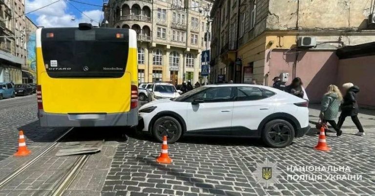 У Львові водійка Volkswagen збила 17-річну дівчину під час зіткнення з автобусом