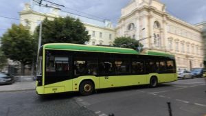 У Львові на вихідні посилять рух транспорту до кладовищ — коли і як курсуватиме