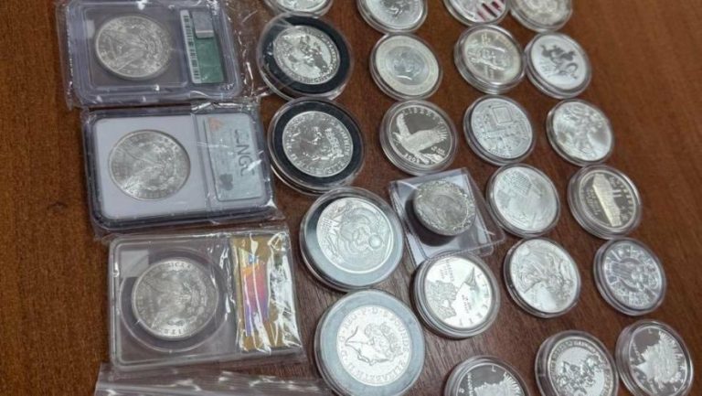 Несподівана знахідка: львівські митники вилучили монети на 100 тисяч