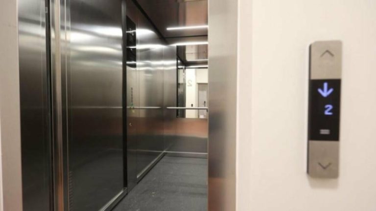 Через підвищений ризик львів’ян закликають відмовитися від користування ліфтами під час блекаутів