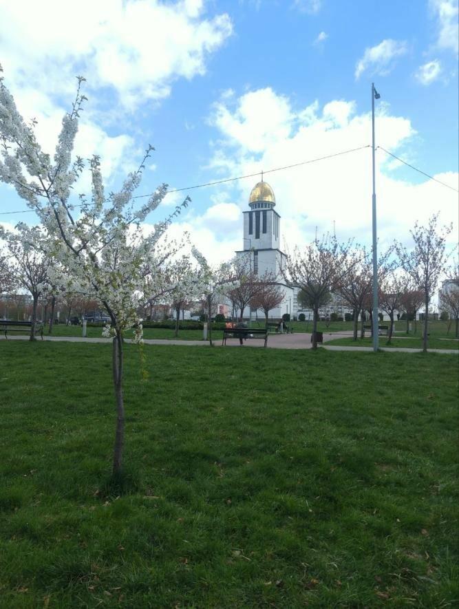 Квітневий Львів: сквер імені Івана Павла II у світлинах