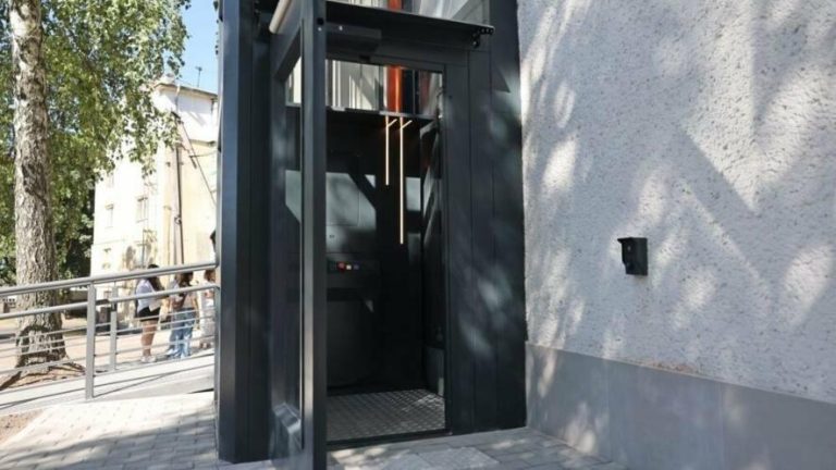 Зовнішній ліфт на Симоненка зробить поліклініку у Львові більш доступною