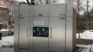 Камери зафіксували, як у центрі Львова нищать інклюзивну вбиральню — ВІДЕО