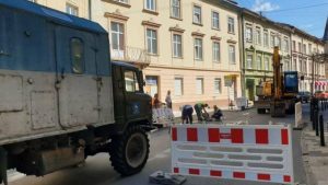 Центр Львова в заторах: через прихований витік частину вулиці Стефаника перекрили
