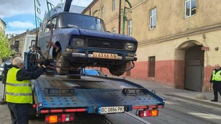 У Львові знову очищують вулиці від автівок, що роками стояли без руху