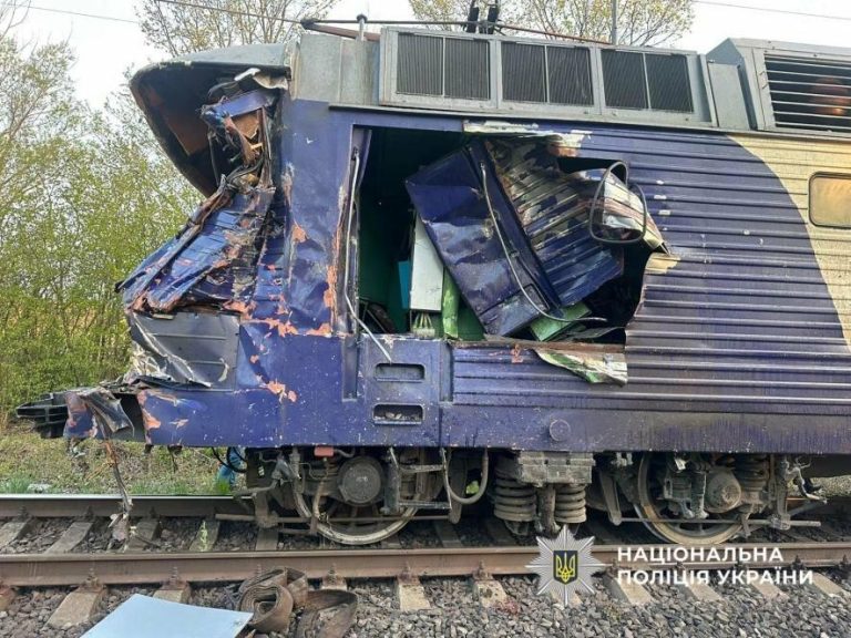 Смертельний інцидент на залізничному переїзді: машиніст загинув, двоє травмовані