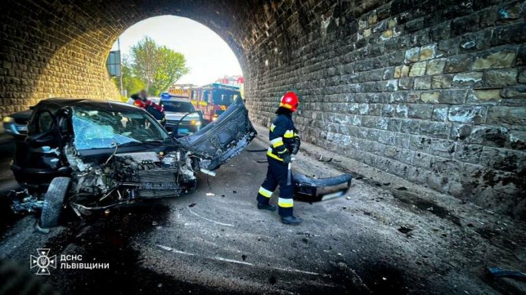 У Львові на Тунельній Ford влетів у стіну: водія зажало в салоні — ФОТО
