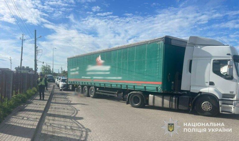 Поблизу Львова вантажівка смертельно травмувала літню жінку