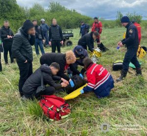 На Львівщині після триденних пошуків із дронами, кінологом і десятками людей віднайшли зниклу жінку — ФОТО
