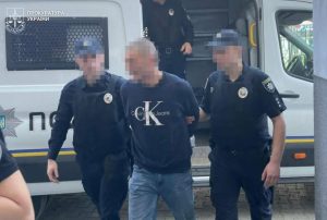 У Львові поліція затримала чоловіка, який із ножем узяв у заручники 13-річну дівчину