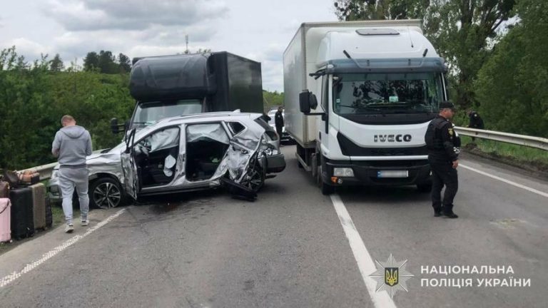 П’ять автомобілів зіткнулися в масштабній ДТП на трасі Київ—Чоп на Львівщині — ФОТО