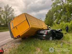 На Львівщині Mercedes‑бус зіткнувся з Mazda: троє госпіталізовані, ФОТО