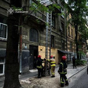 У Львові через випадково зачинені двері довелося пролізти через балкон, щоб врятувати дворічну дитину — ФОТО