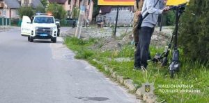 У Львівській області двоє дітей впали з електросамоката, молодшого хлопчика госпіталізували — ФОТО