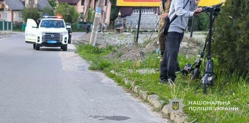 У Львівській області двоє дітей впали з електросамоката, молодшого хлопчика госпіталізували — ФОТО