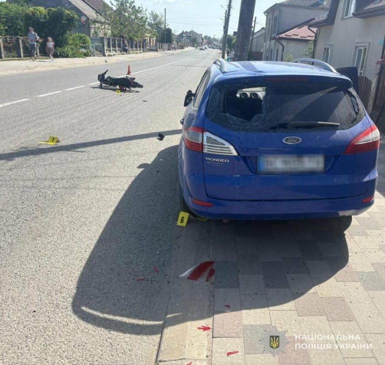 На Львівщині мотоцикл після зіткнення з Volkswagen в’їхав у припаркований Ford — постраждали підлітки, ФОТО