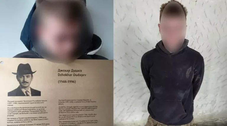 У центрі Львова затримали підозрюваних у викраденні меморіальної таблиці