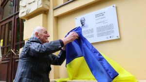 Вшанували пам’ять Андрія Парубія: у його рідній школі встановили меморіальну таблицю