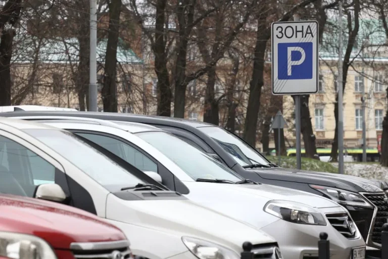 На вулиці Драгоманова у Львові з’явиться новий майданчик для паркування