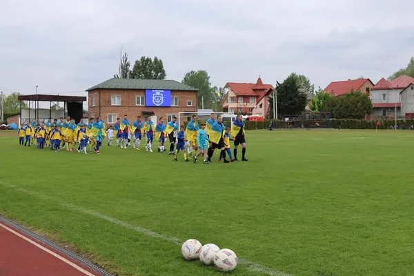 ФК «Мостиська» святкує перемогу на стадіоні «Карпати»