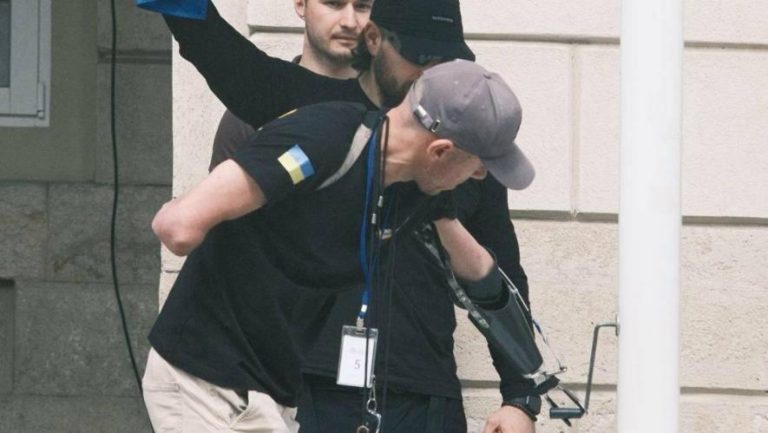 Ветеран із ампутаціями рук і ніг підняв прапор на честь 770-річчя Львова