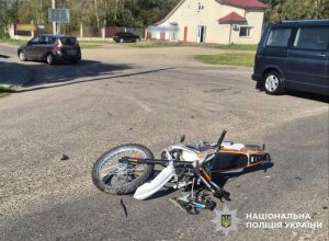 У Стрию 19-річний мотоцикліст госпіталізований після зіткнення з легковиком