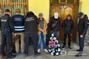 Сховавшись під похоронним вінком, львів’янин намагався втекти до Румунії