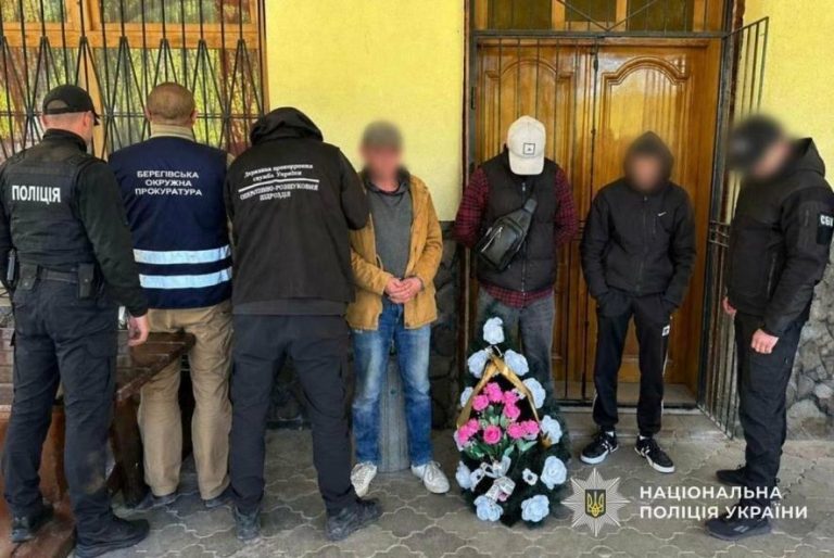 Сховавшись під похоронним вінком, львів’янин намагався втекти до Румунії