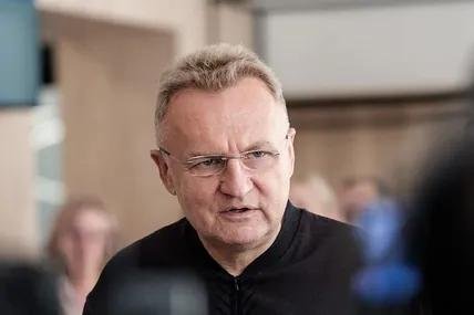 У Львові на площі Ринок облили невідомою рідиною міського голову